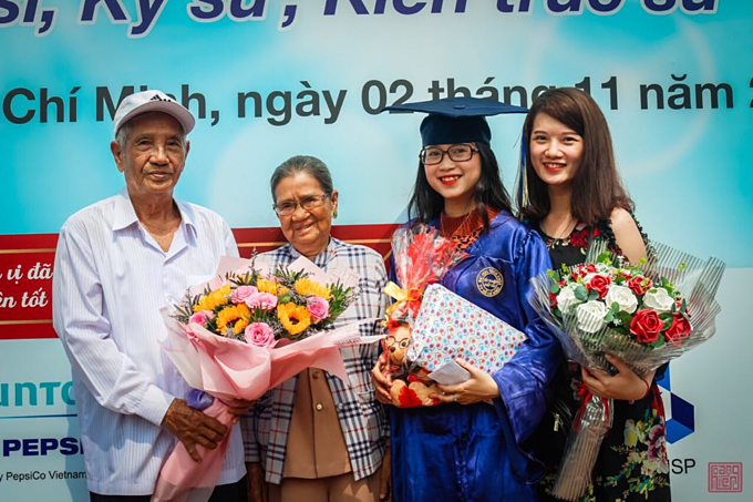  
Ông Bích và bà Thuận trong lễ tốt nghiệp đại học của cháu ngoại.