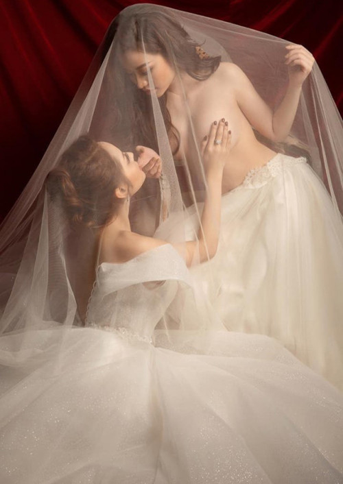  
Khoảnh khắc đẹp đầy táo bạo của hai cô nàng trong bộ đồ cưới
