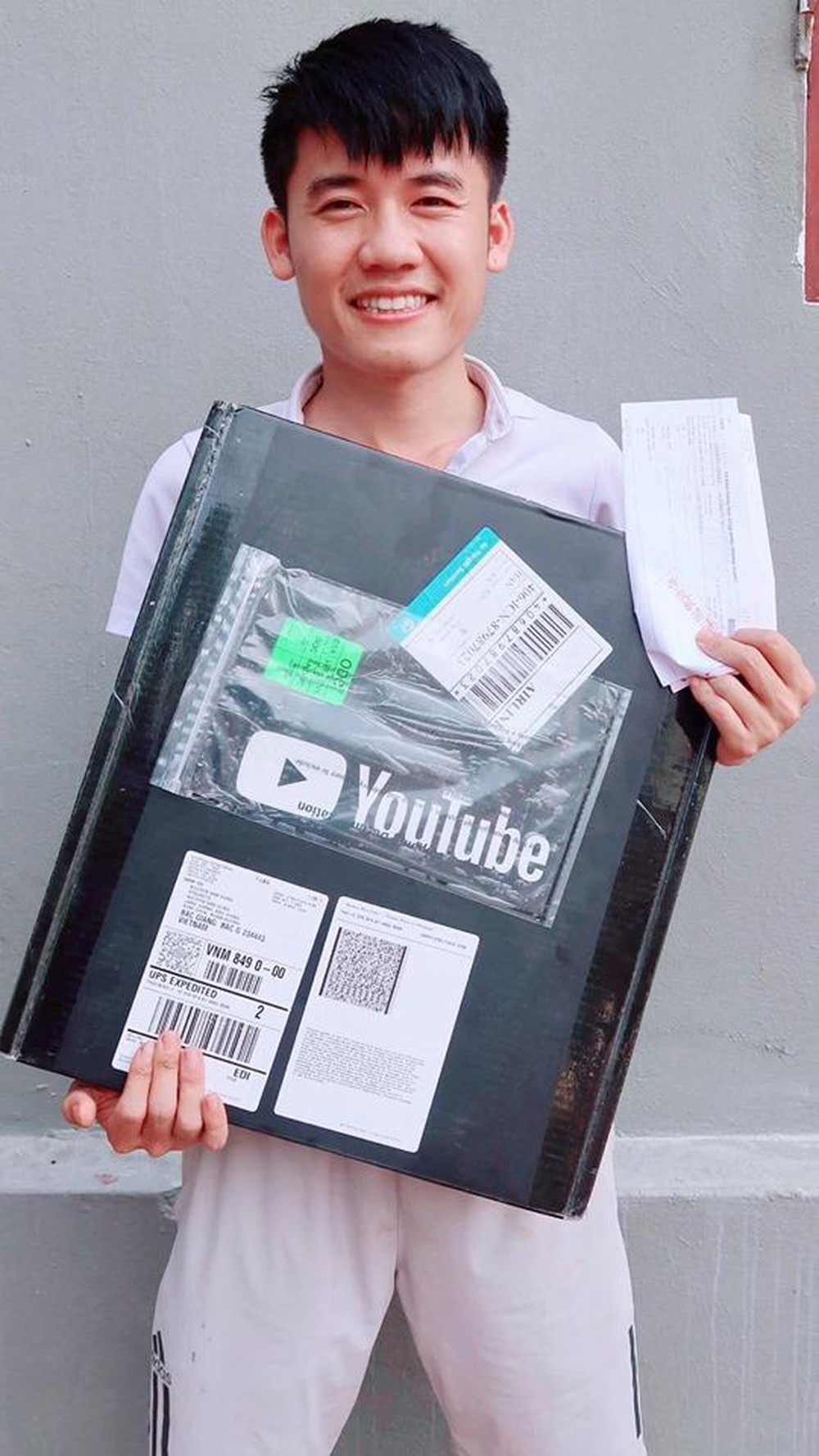  
Sau 2 năm gắn bó, tháng 4 vừa qua, Hưng Vlog vinh dự được nhận nút vàng của Youtube.