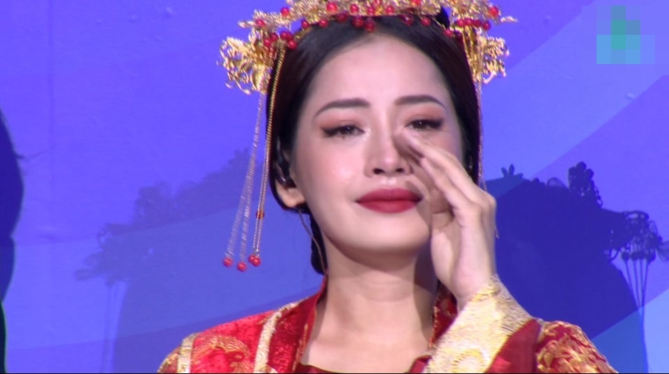 Chi Pu bật khóc trên sân khấu khi nhận chiếc cúp đầu tiên trong sự nghiệp âm nhạc