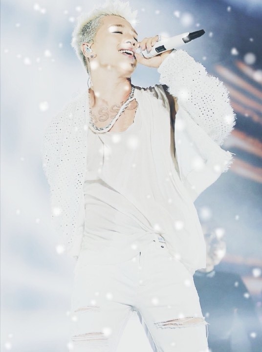  
Đợi ngày Taeyang lại đứng trên sân khấu, anh sẽ dùng nụ cười và giọng hát ngọt ngào của mình để mang đến sự ấm áp trong trái tim các V.I.P.