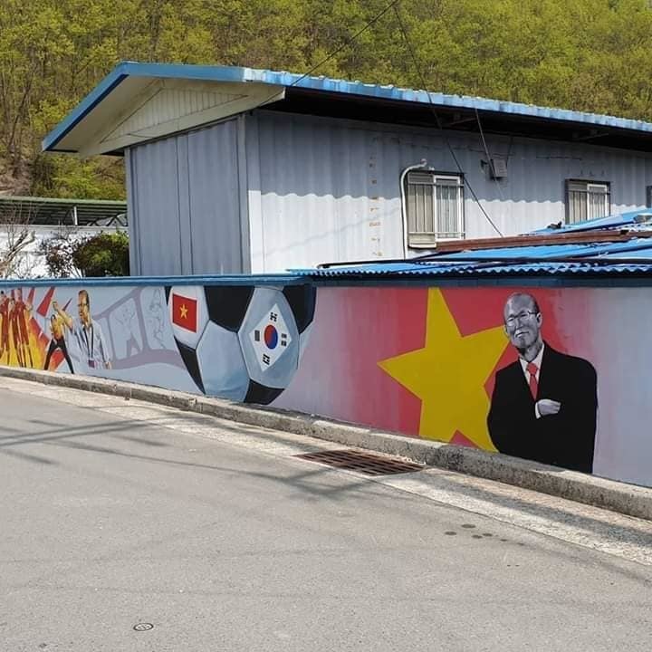  
Thầy Park được vẽ trên bức tường ở quê nhà mình, điểm đặc biệt hơn là ở lá cờ đỏ sao vàng của Việt Nam cũng vinh dự khi được xuất hiện tại đây