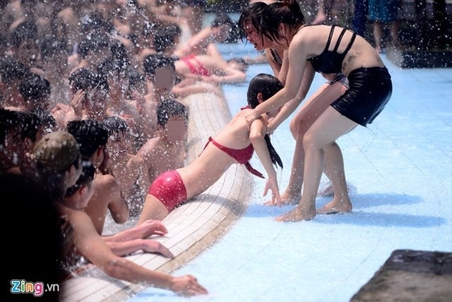 Thiếu nữ bị nhóm thanh niên quây kín, trêu chọc tại bể bơi: Đây là cách đối phó với 