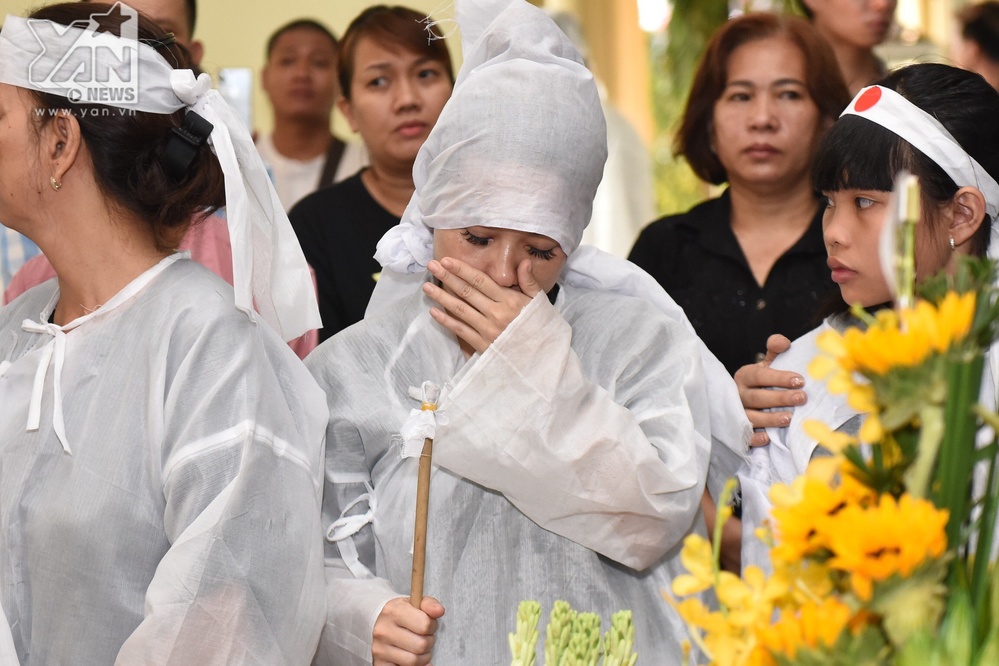 Con gái nghệ sĩ Lê Bình đi không vững, khóc ngất trên xe đưa tiễn bố về với đất mẹ - Tin sao Viet - Tin tuc sao Viet - Scandal sao Viet - Tin tuc cua Sao - Tin cua Sao