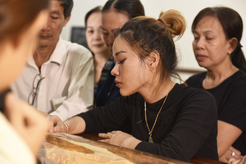 Con gái nghệ sĩ Lê Bình khóc ngất, nhìn cha lần cuối trong lễ khâm liệm - Tin sao Viet - Tin tuc sao Viet - Scandal sao Viet - Tin tuc cua Sao - Tin cua Sao
