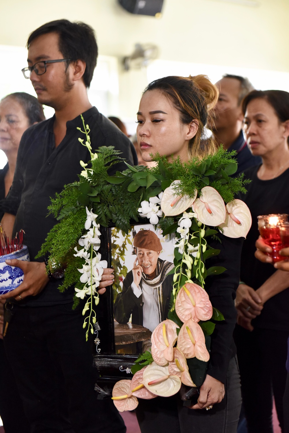 Con gái nghệ sĩ Lê Bình khóc ngất, nhìn cha lần cuối trong lễ khâm liệm - Tin sao Viet - Tin tuc sao Viet - Scandal sao Viet - Tin tuc cua Sao - Tin cua Sao