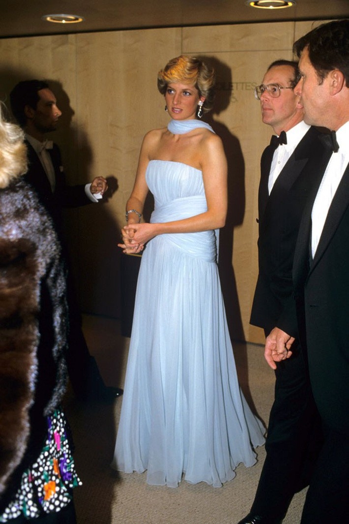  
Mẫu đầm tuyệt đẹp của công nương Diana tới nay vẫn được nhiều người nhớ đến và nó có giá trị vào khoảng 2,4 tỷ đồng. 