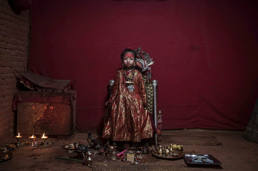 
Trong ảnh, nữ thần sống ở thành phố Patan, được lựa chọn tháng 2/2018, chụp ảnh từ phòng thờ tại đền Kumari (cũng là nơi cô ở), thành phố Patan, thung lũng Kathmandu. Ảnh: Maria Contreras Coll.