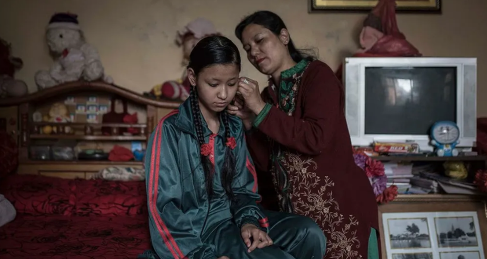 Cuộc sống của những “nữ thần sống” Nepal sau khi hoàn tục: Thành thiếu nữ vẫn phải tập đi
