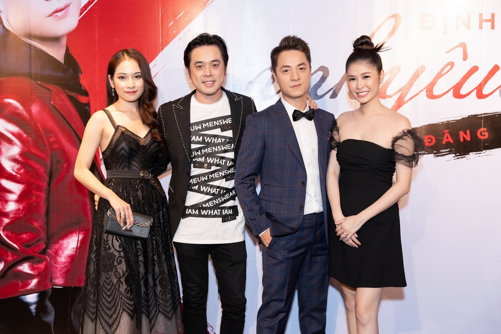  
Nhạc sĩ Dương Khắc Linh cùng bạn gái đến dự họp báo ra mắt MV mới của Đăng Khôi.