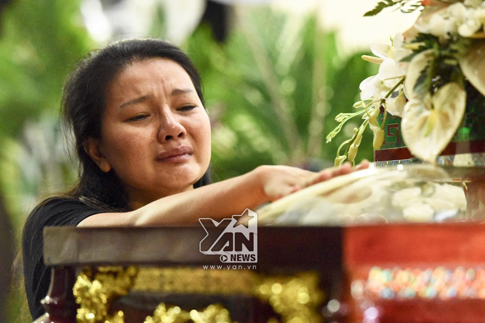 Dàn sao Việt đau buồn, khóc nức nở đến tiễn biệt nghệ sĩ Lê Bình về với đất mẹ - Tin sao Viet - Tin tuc sao Viet - Scandal sao Viet - Tin tuc cua Sao - Tin cua Sao