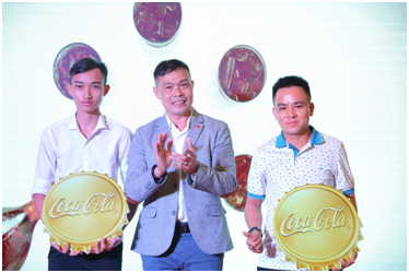  
Ông Tôn Thất Đề (giữa) - Giám đốc thương mại toàn quốc Coca-Cola Việt Nam trao thưởng cho người thắng giải