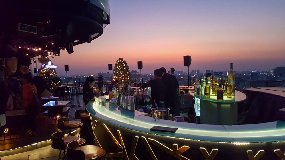 Check-in “9 tầng mây” với loạt quán cà phê có view cực đỉnh ở Sài Gòn