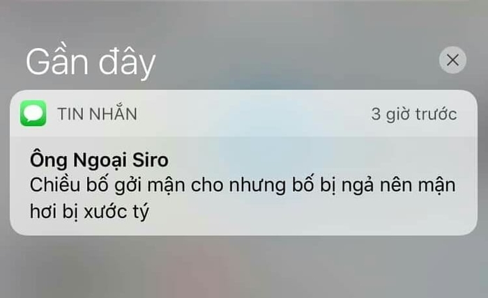  
Ông bố thương con thương cháu. (Ảnh: Đàm Thị Thu Hà) 