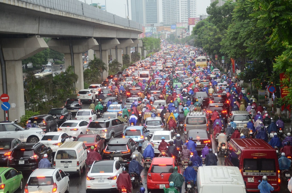 Mưa lớn kèm theo tình trạng ùn tắc diễn ra nhiều giờ liền vào sáng nay ở Hà Nội