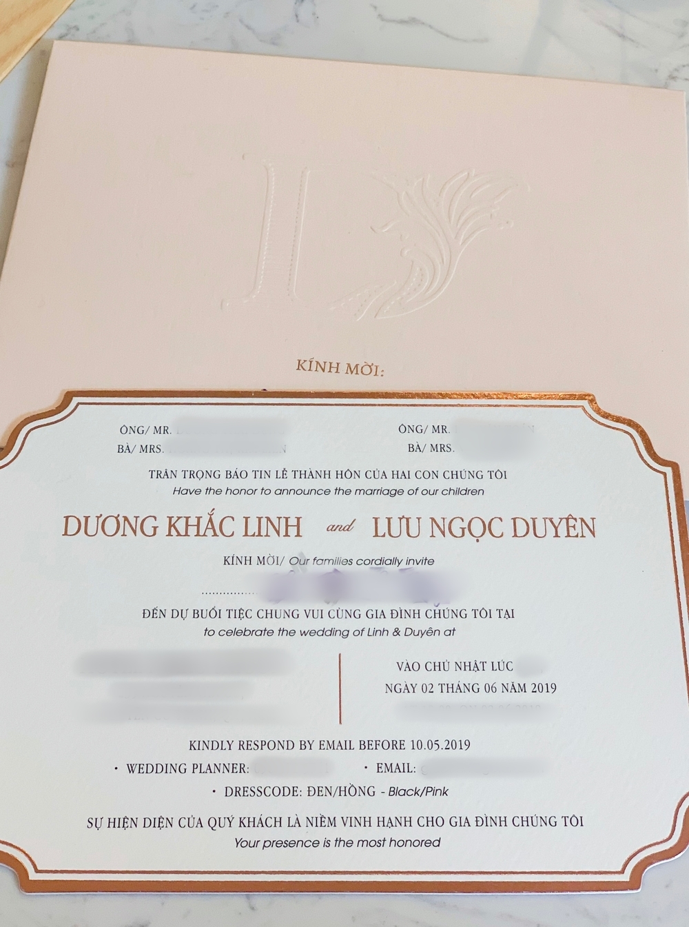  
Ảnh thiệp cưới của Dương Khắc Linh và Sara Lưu. Theo hình ảnh ghi nhận, đám cưới sẽ diễn ra vào ngày 2/6/2019. 