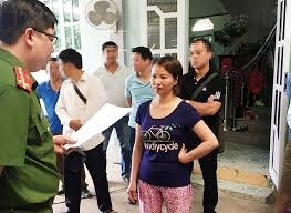  
Mẹ nữ sinh Cao Thị Duyên bị bắt tam giam về hành vi mua bán trái phép chất cấm và có liên quan tới cái chết của cô con gái 