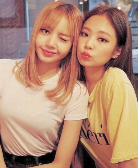 Fan Lisa và Jennie là những người hâm mộ sáng giá của Blackpink, đặc biệt là hai thành viên Jennie và Lisa. Những bức ảnh của họ luôn được chú ý và yêu thích nhất trên mạng xã hội và các trang tin tức. Hãy cùng xem hình ảnh để khám phá lý do tại sao Lisa và Jennie lại được yêu thích đến vậy.