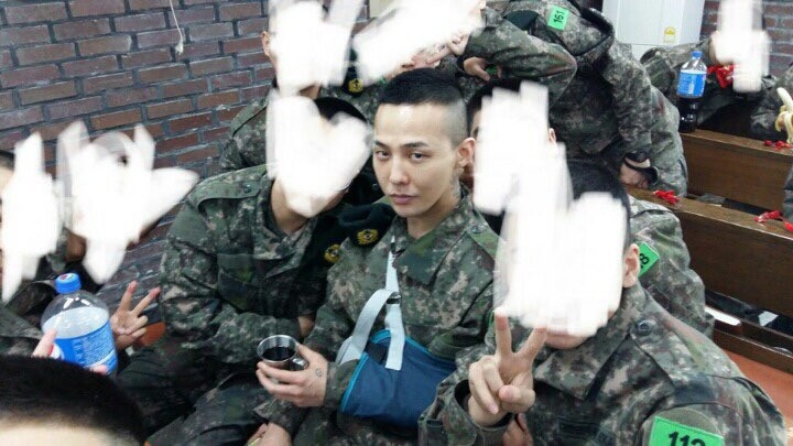  
G-Dragon bị nghi nhận biệt đãi trong quân đội.