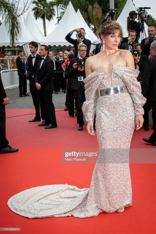  
Milla Jovovich diện váy cắt xẻ táo bạo ngay vòng 1