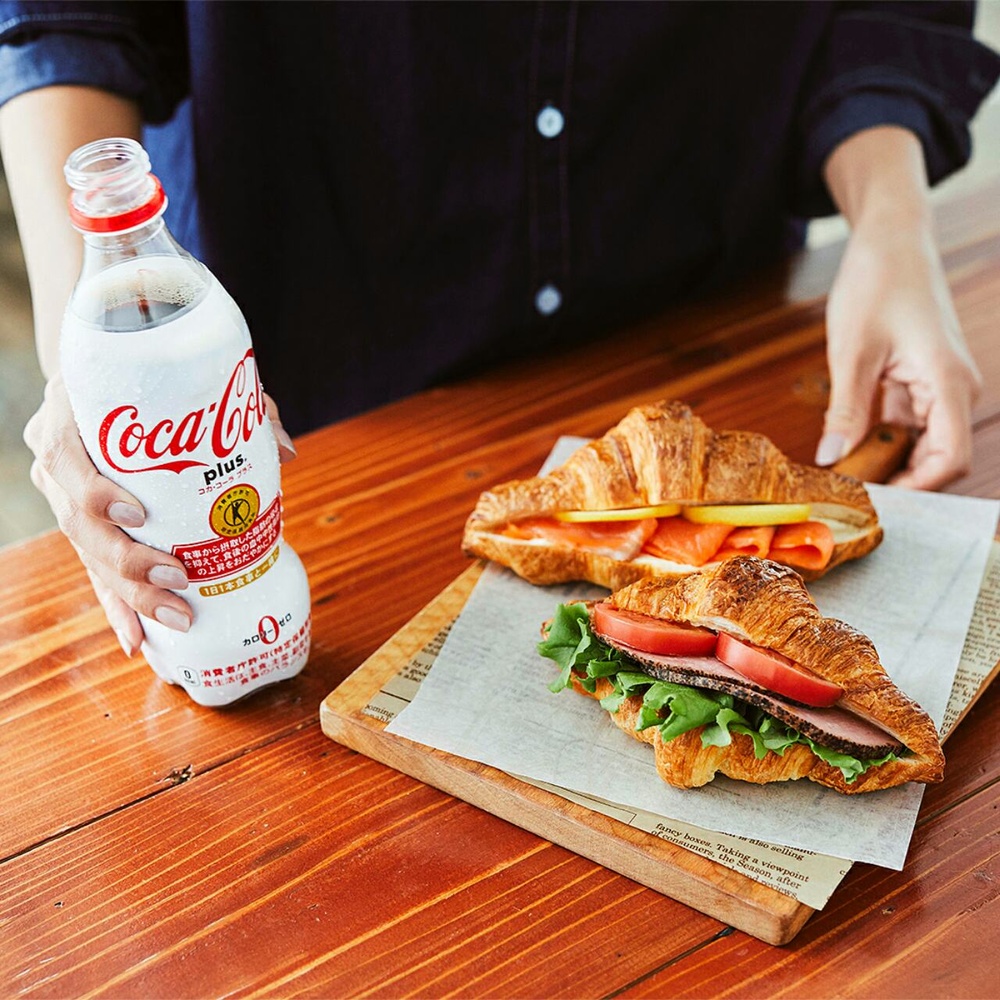  
Sản phẩm Coca-Cola Plus được bổ sung chất xơ dinh dưỡng đạt chứng nhận FOSHU với tác dụng “giảm hấp thu chất béo trong bữa ăn” sẽ là lựa chọn thông thái của các “thực thần”  