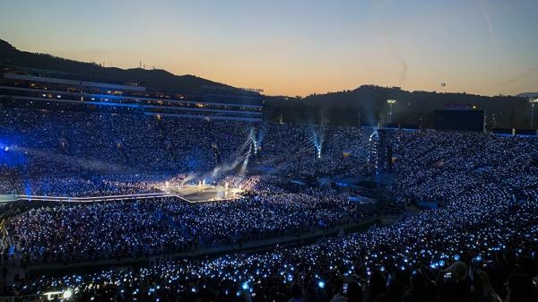  
Khung cảnh concert của BTS ở Rose Bowl, một trong 10 sân vận động lớn nhất nước Mỹ.