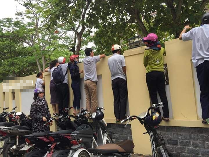 Hình ảnh bố mẹ trèo lên bờ tường của trường ngóng con thi khiến nhiều người phải suy ngẫm