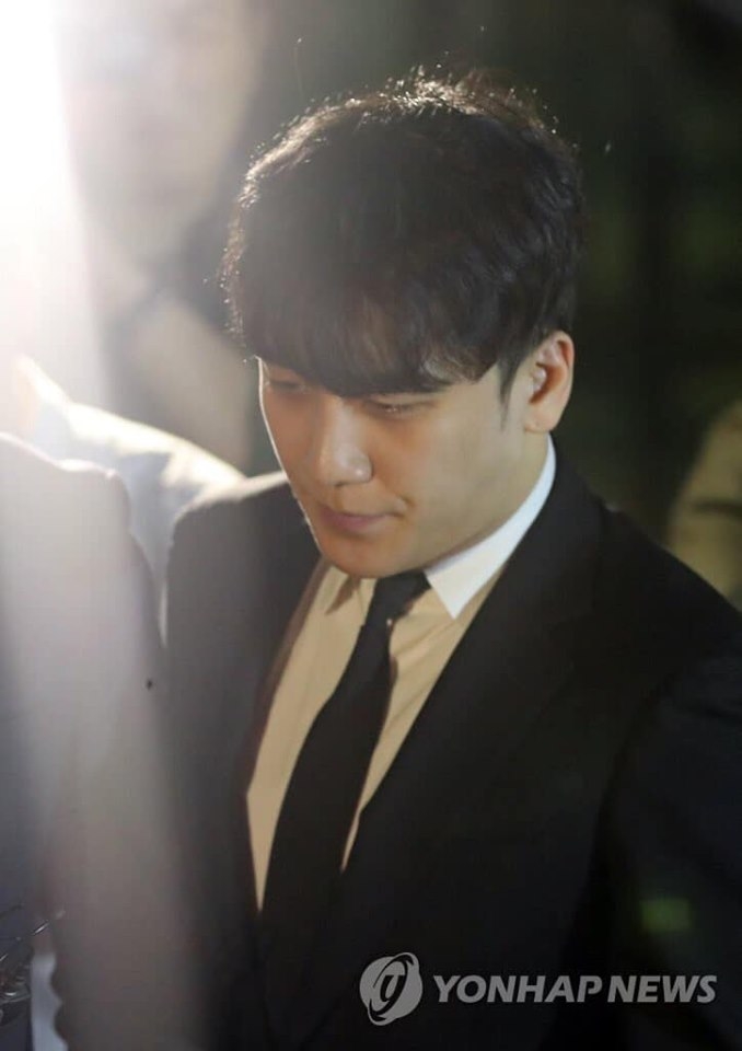  
Hình ảnh Seungri rời khỏi tòa án sau khi lệnh tạm giam bị bác bỏ.