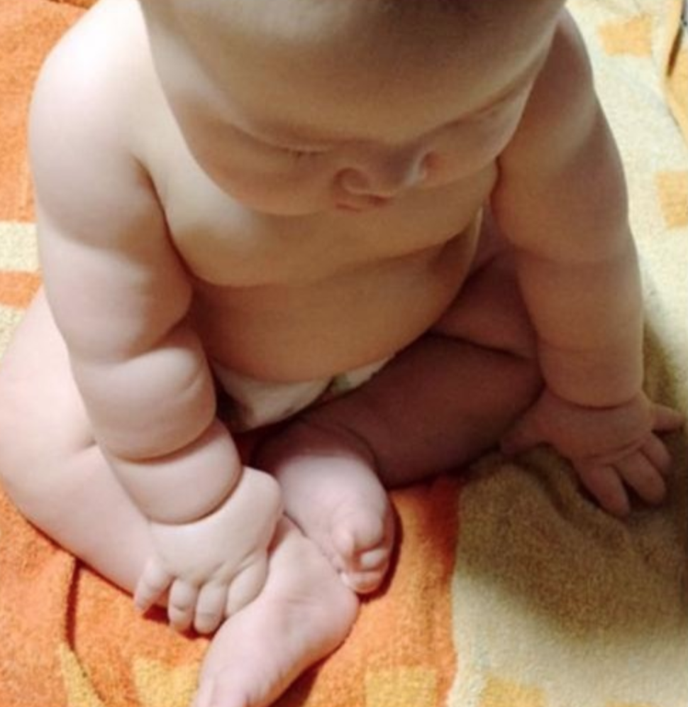 Hình ảnh tay chân tròn trịa của các em bé khiến dân mạng thích thú