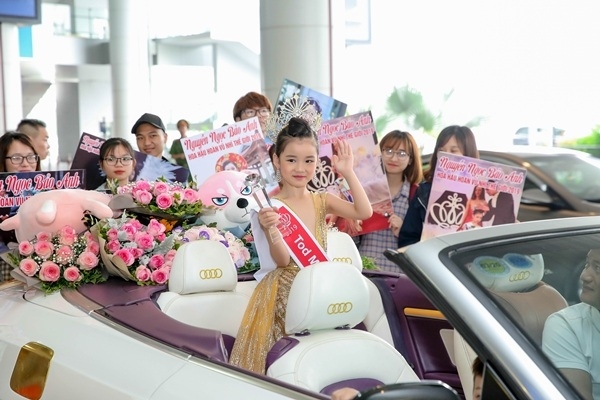 Tân Hoa hậu Hoàn vũ nhí Thế giới 2019 được đón bằng siêu xe dát vàng khi về nước - Tin sao Viet - Tin tuc sao Viet - Scandal sao Viet - Tin tuc cua Sao - Tin cua Sao
