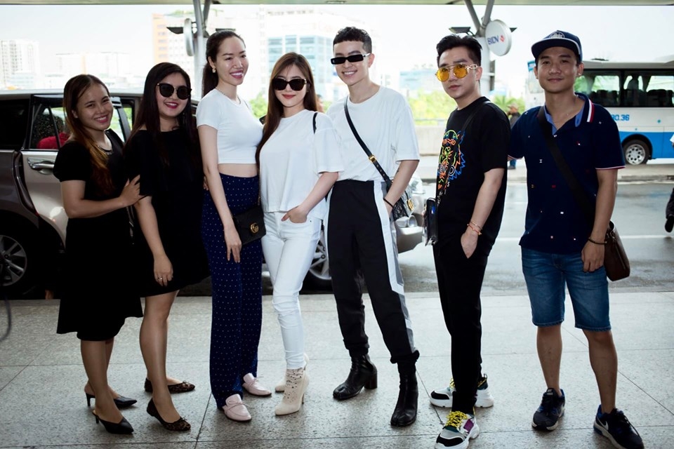  
Hương Tràm có mặt tại sân bay sang Mỹ du học.