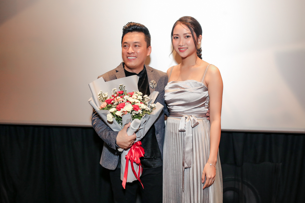  
Yến Phương - bà xã của ca sĩ Lam Trường cũng bất ngờ xuất hiện để chúc mừng chồng, xóa tin đồn trục trặc về hôn nhân mà cộng đồng mạng đề cập những ngày gần đây.