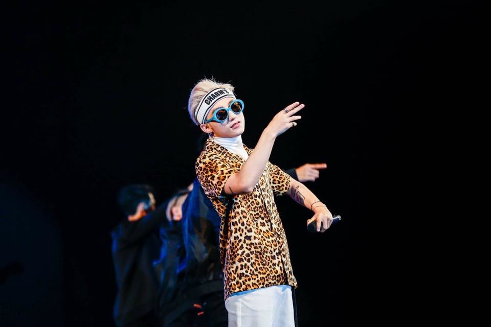  
Sơn Tùng cũng là ca sĩ mainstream đầu tiên đeo băng đô thể thao của các nhà mốt nổi tiếng lên sân khấu trình diễn. 