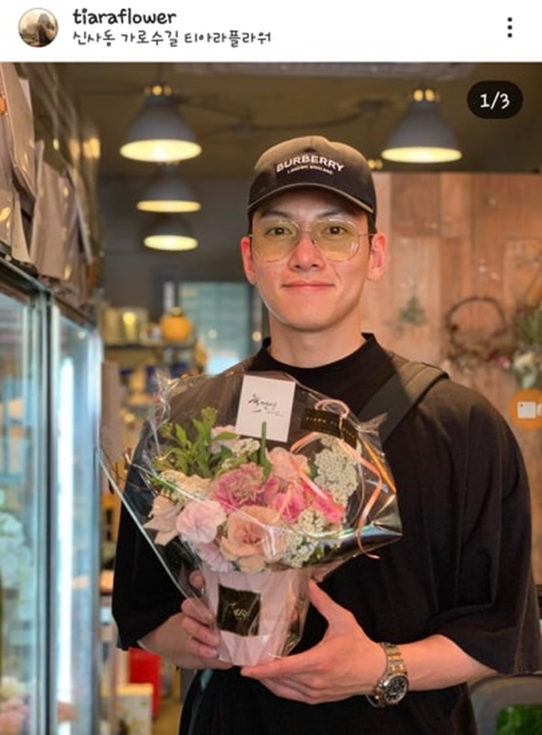 Hậu xuất ngũ, Ji Chang Wook mua hoa tặng mẹ nhân ngày đặc biệt