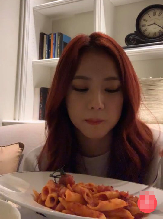  
Jisoo vừa ăn vừa livestream với fan khá thoải mái.