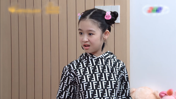  
Đã rất nhiều lần vai bé Lam Chi bị khán giả chỉ trích vì quá xấc láo, không đúng với một cô bé mới 9 tuổi