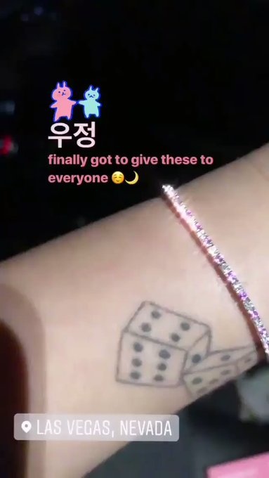  
Hasley đăng lên Instgram chiếc vòng tay dễ thương kèm caption "Cuối cùng đã tặng nó đến tất vả mọi người" cùng chữ "Tình bạn" bằng tiếng Hàn "to đùng" ở trên, như muốn chứng tỏ cho cả thế giới biết tình bạn giữa cô và BTS