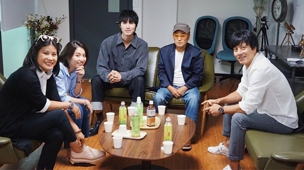  
Đạo diễn Park Hee Jun cùng NSX đồng đạo diễn Nguyễn Hoàng Hạnh Nhân và nam diễn viên Han Jae Suk. 