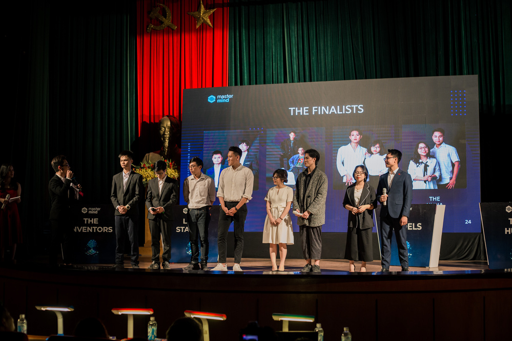  
Top 4 đội thi xuất sắc (từ trái qua phải): Lean Startup - The Inventors - Models - The HUHA lộ diện trên sân khấu lớn và giao lưu với khán giả.