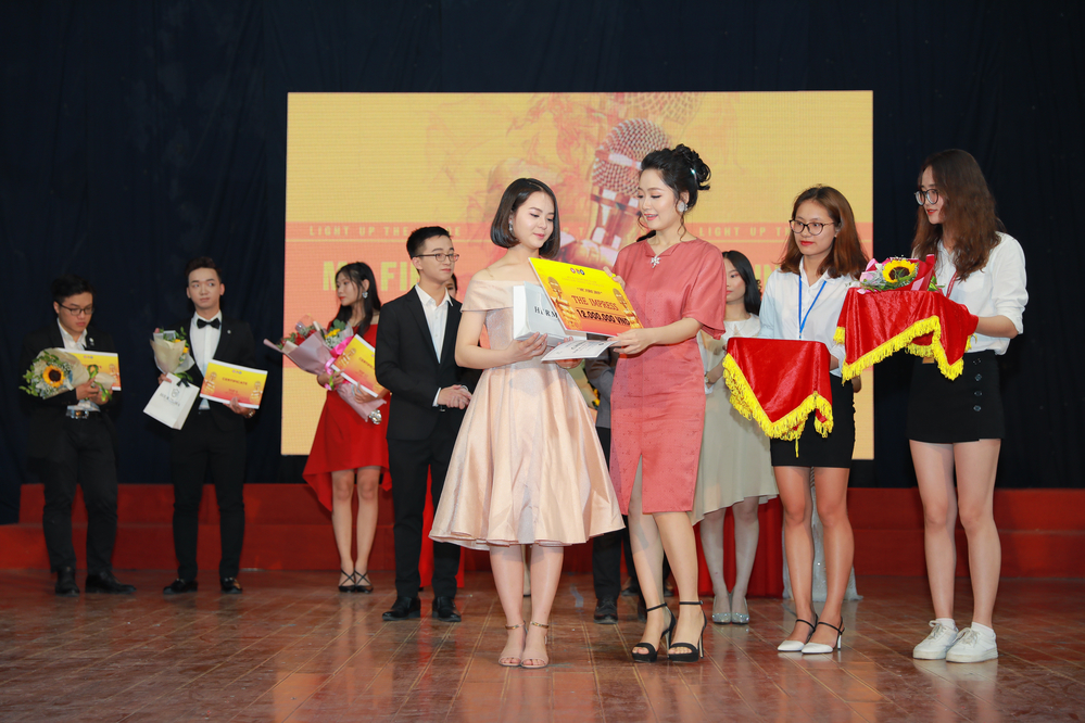  
MC - BTV Thu Hà đại diện ban giám khảo trao tặng phần thưởng Ấn tượng - The Impress cho Hải Yến.