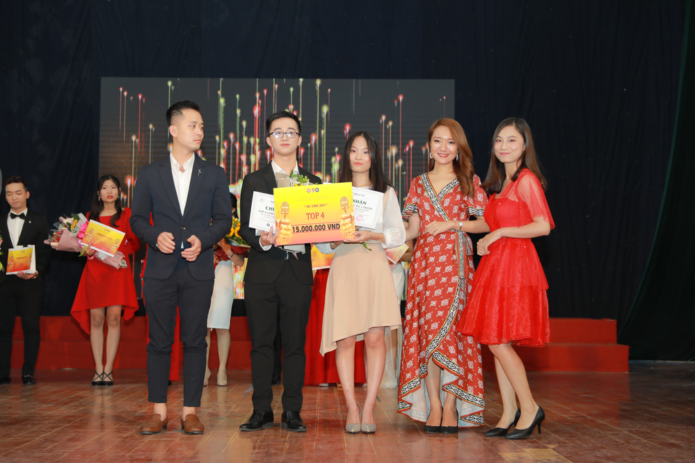  
Hoàng Nam và Thanh Hà nhận phần thưởng Triển vọng dành cho Top 4 và đại diện ban giám khảo chuyên môn - MC, ThS. Trịnh Vân Anh.