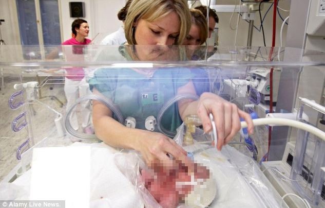  
Các y tá chăm sóc 5 đứa bé sơ sinh của Alexandra.
