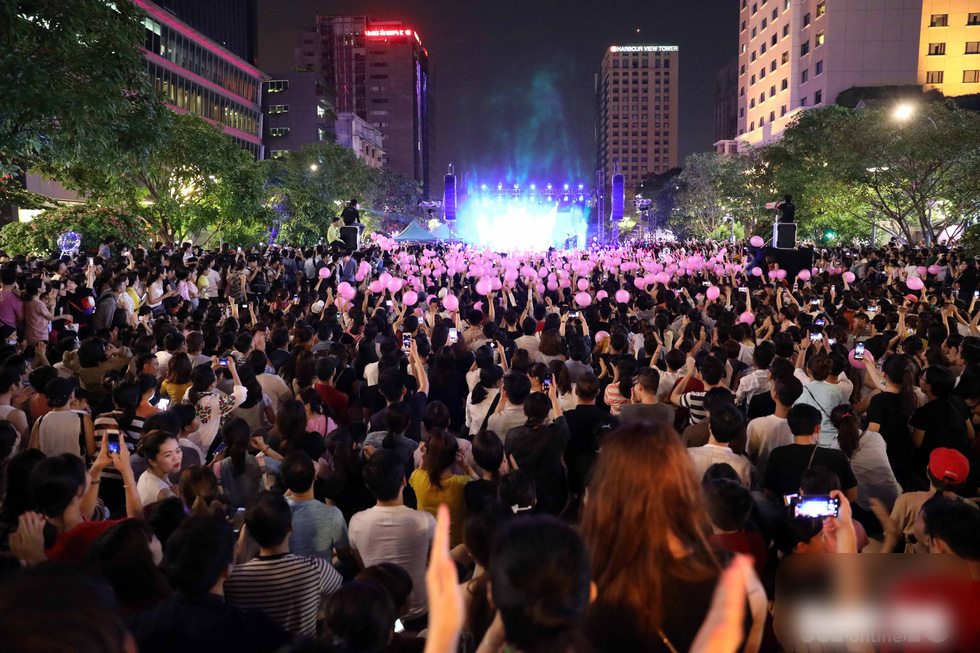 
Hơn 10,000 khán giả trong buổi ra mắt album "Tâm 9" tại phố đi bộ Nguyễn Huệ - Tin sao Viet - Tin tuc sao Viet - Scandal sao Viet - Tin tuc cua Sao - Tin cua Sao