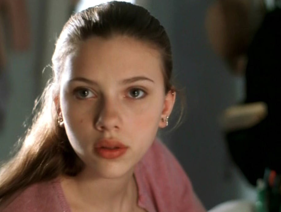 
Được biết, Scarlett bén duyên với nghiệp diễn từ cuối những năm tiểu học. Sau rất nhiều lần thử vai, đến năm 9 tuổi, Scarlett Johansson nhận vai diễn đầu tiên trong phim hài tình cảm "Nort" (1994). 