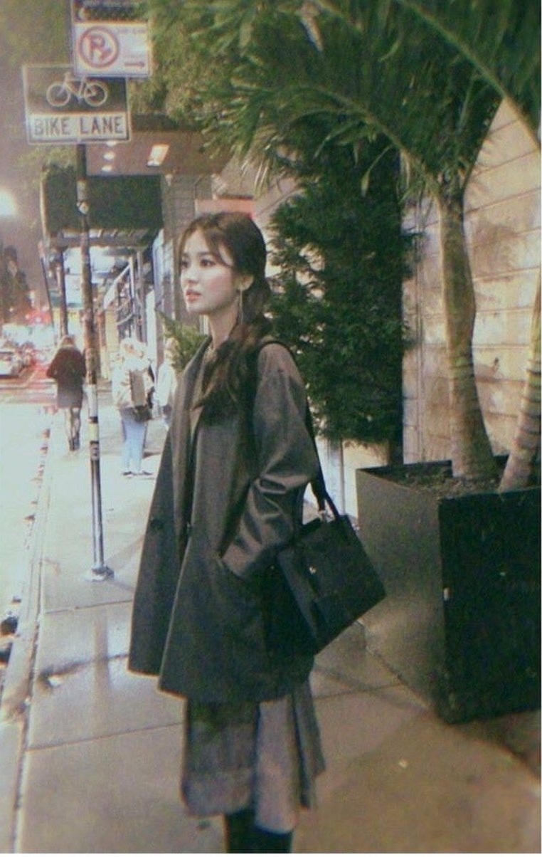  
Bức ảnh chụp vội bà xã Song Joong Ki trên con phố nơi diễn ra sự kiện cũng đang được chia sẻ nhiệt tình.