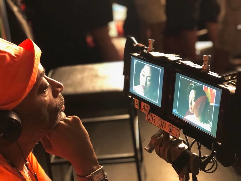  
Hình ảnh đạo diễn Spike Lee xem monitor trong phân cảnh diễn của Ngô Thanh Vân