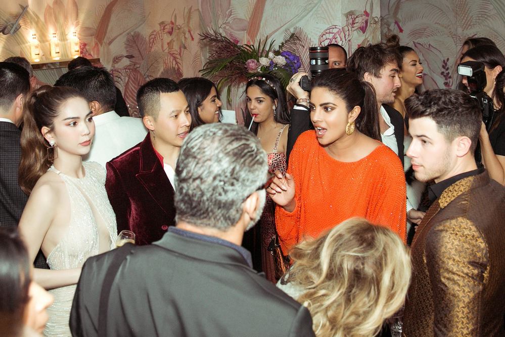  
Các nghệ sĩ Việt đã có dịp gặp gỡ và trò chuyện cùng vợ chồng diễn viên, ca sĩ nổi tiếng thế giới là Priyanka Chopra và chồng điển trai Nick Jonas.