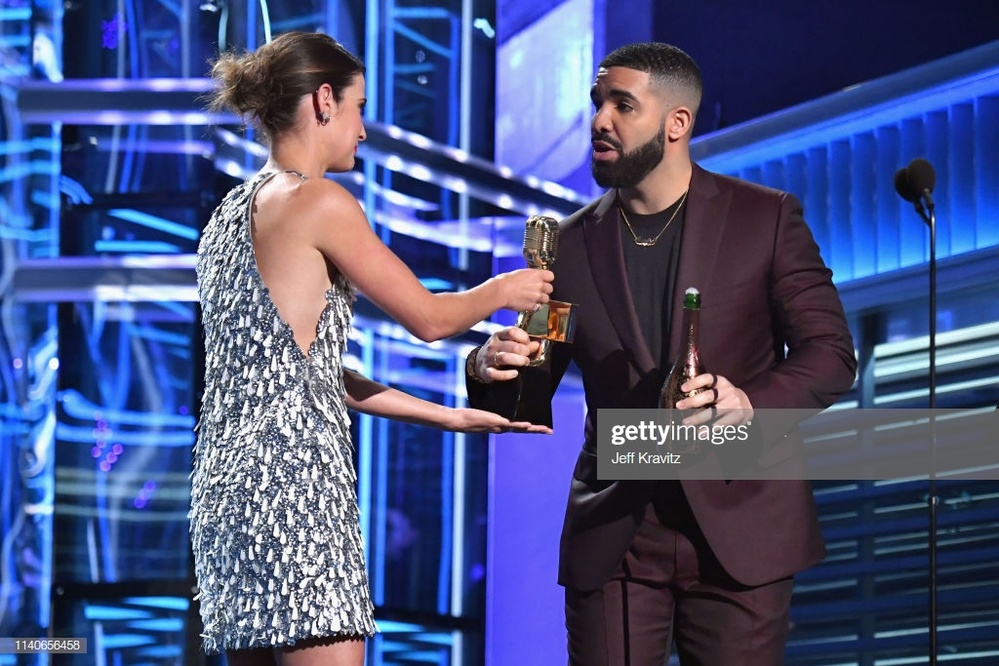  
Nữ diễn viên trao cúp cho Drake.