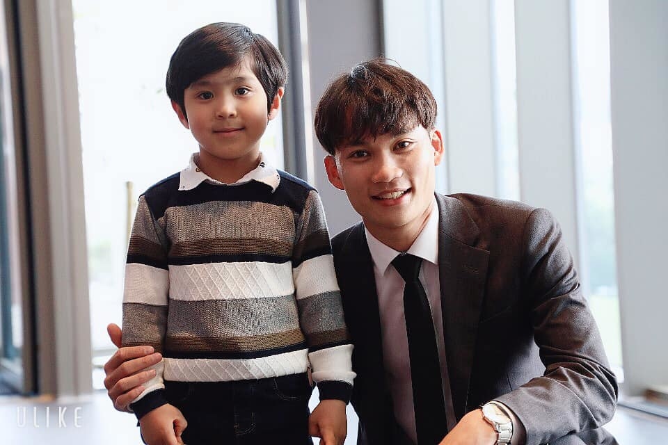  
Nguyễn Đăng Cự cùng với diễn viên vào vai nhân vật Lee Min Guk khi còn bé