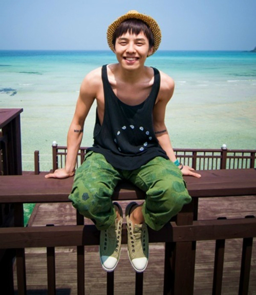  
G-Dragon thường xuyên mặc áo ba lỗ để khoe xương quai xanh.